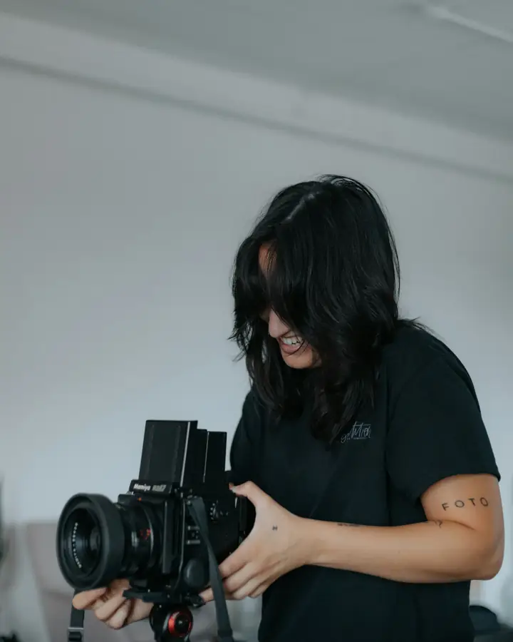 Een fotograaf stelt haar camera in