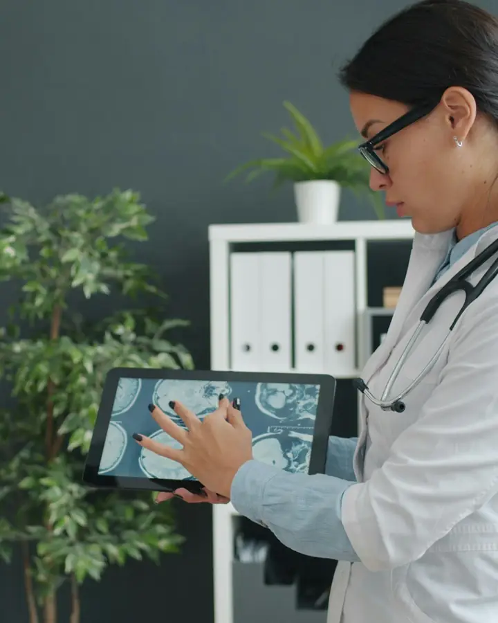Een behandelaar bekijkt een scan op een tablet
