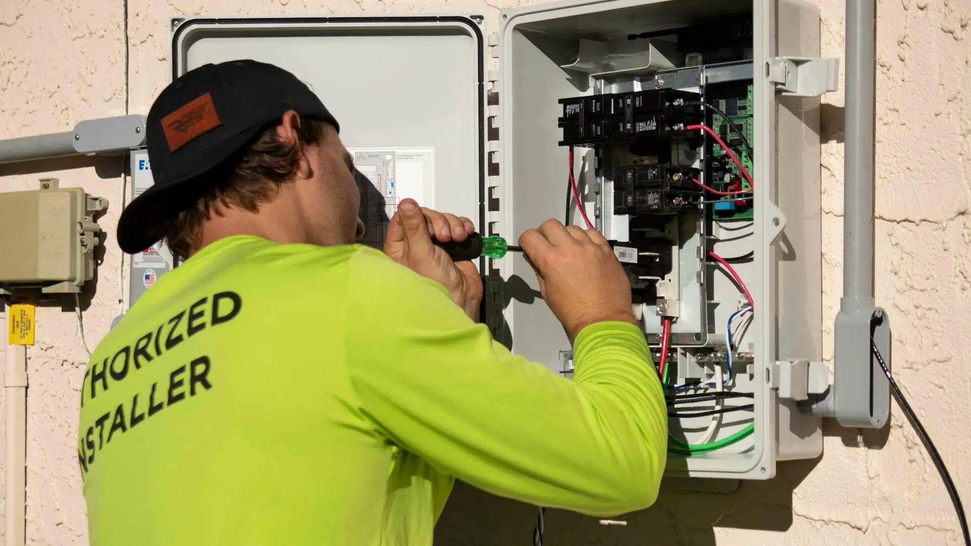 Een installateur werkt aan een meterkast