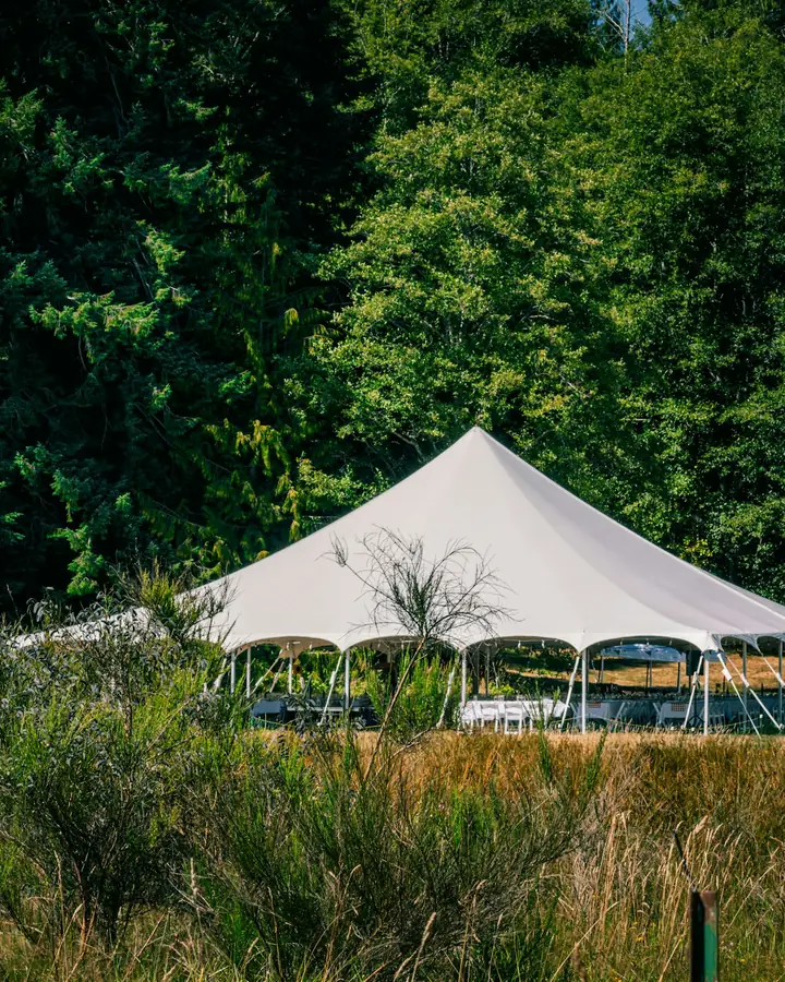 Een witte tent in een groen veld